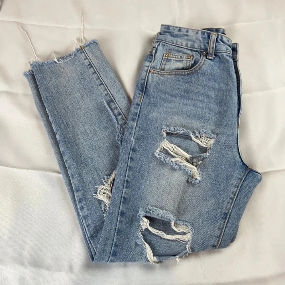 MOMOKROM Distressing Hi-Rise Raw Hem Jean‎